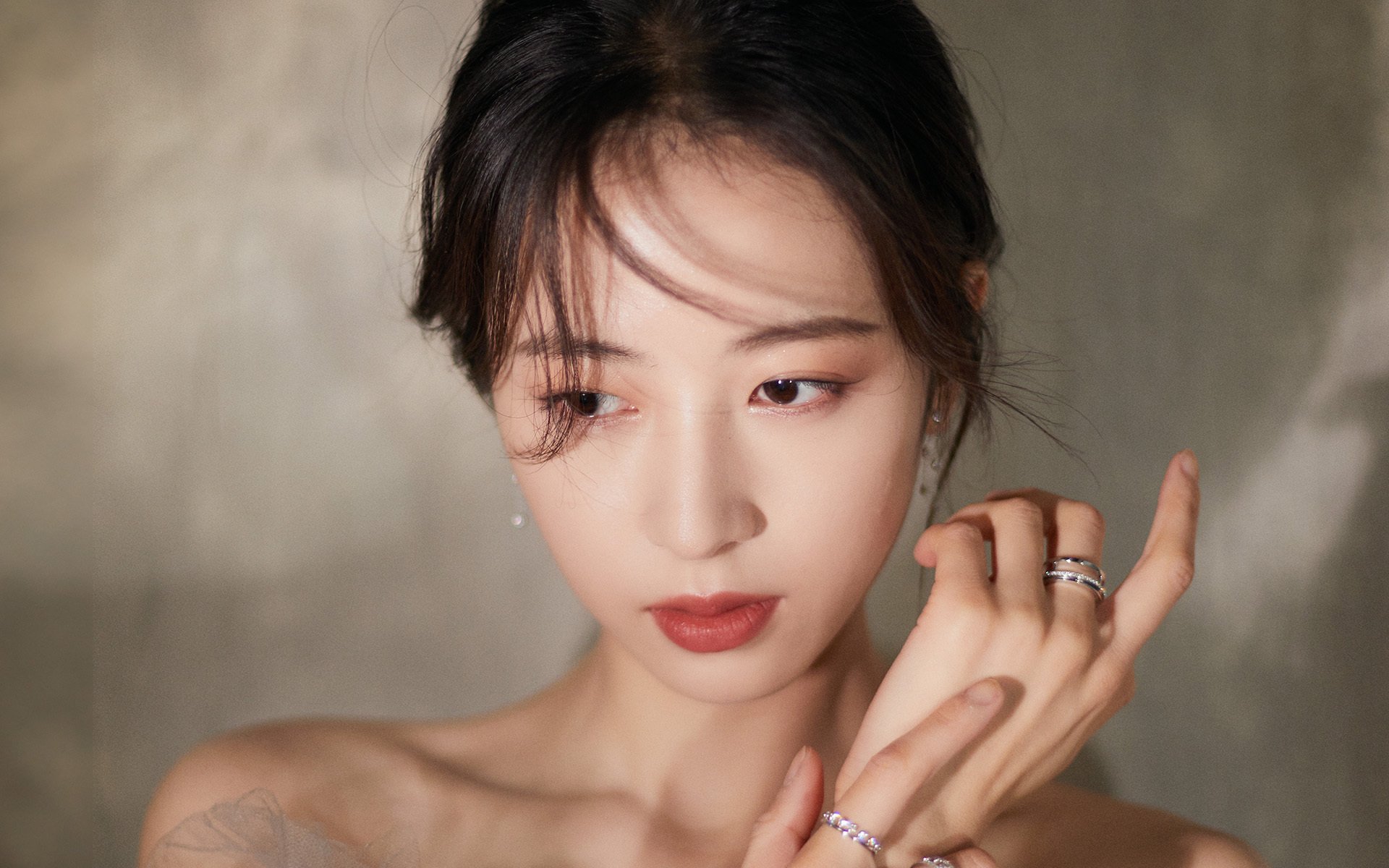 -“高新体育中心：沙滩排球赛场燃起激情，顶级选手激烈对决”